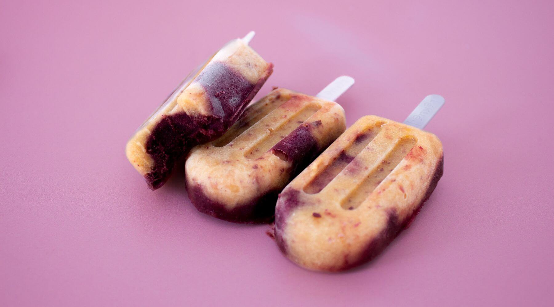 Batonnets glacés à l'acai et nectarine jaune