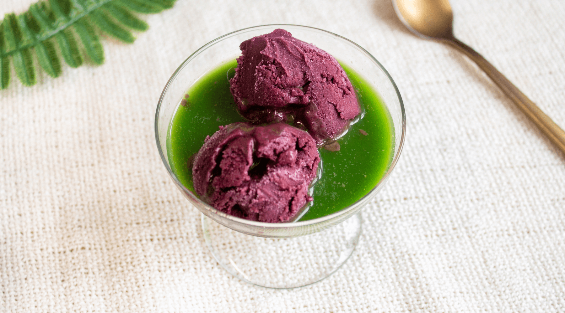 affogato acai-matcha dans une coupe en verre