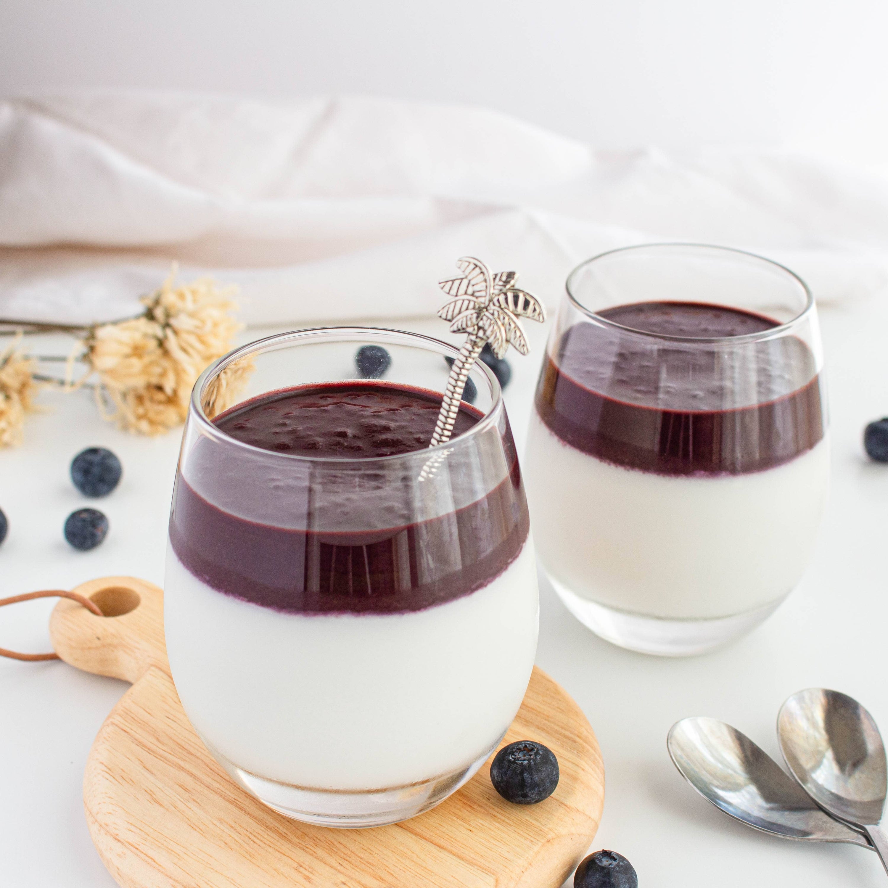 Panna cotta coco & son coulis d'açaí