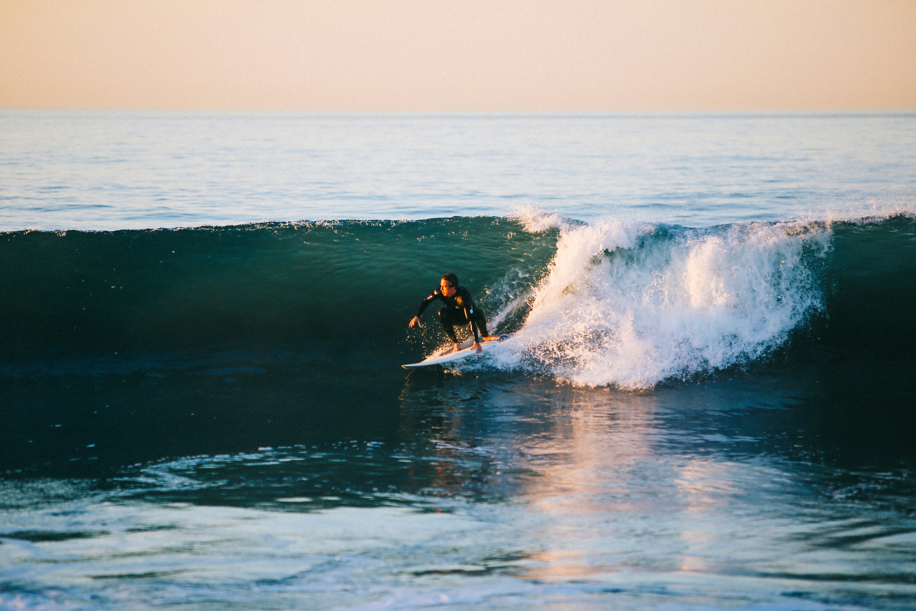 Surfeur sur l'océan