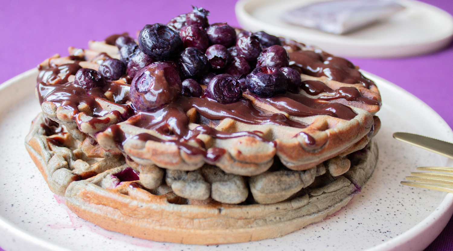 gofre de acai con acai y coulis de arándanos