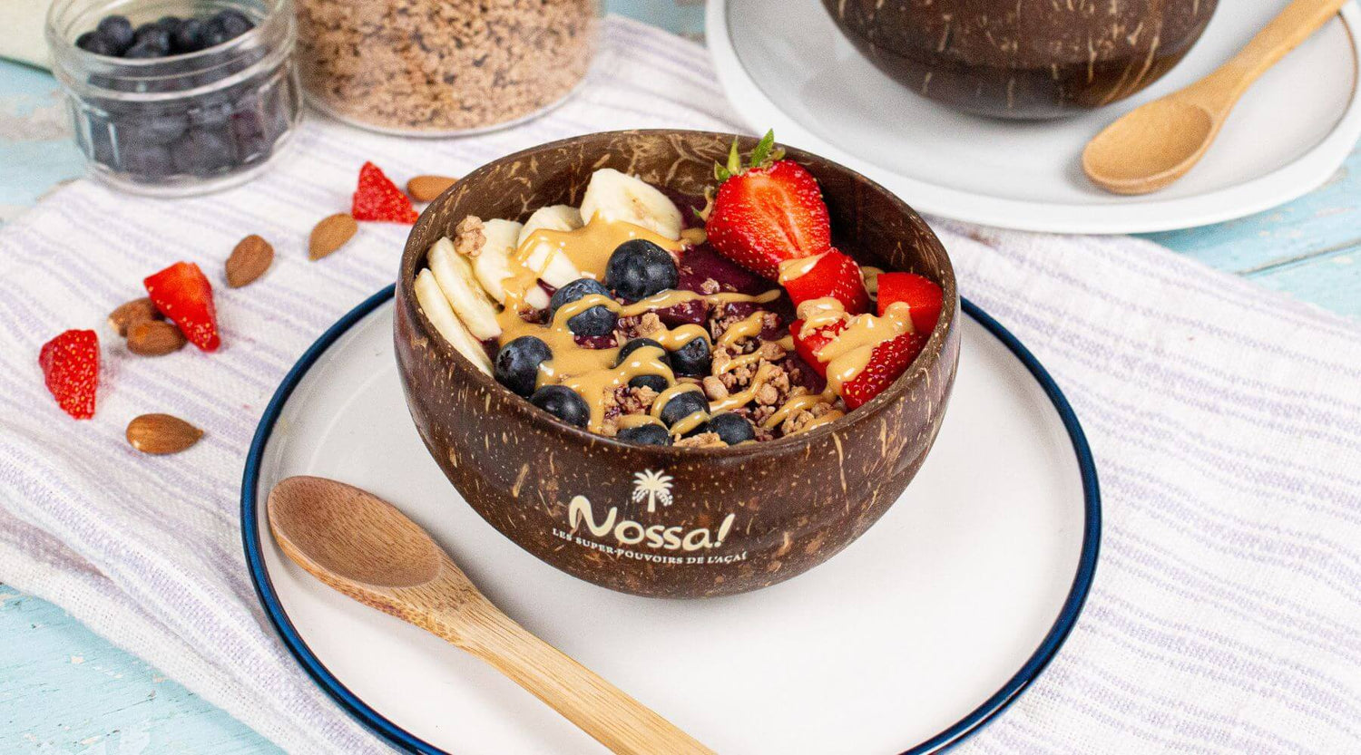 açai bowl avec topping banane myrtille fraise granola et beurre de cacahuète