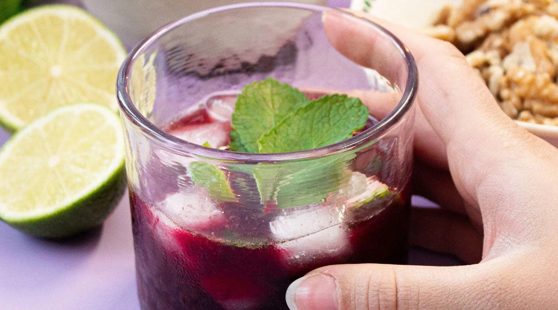 cóctel de acai y kombucha