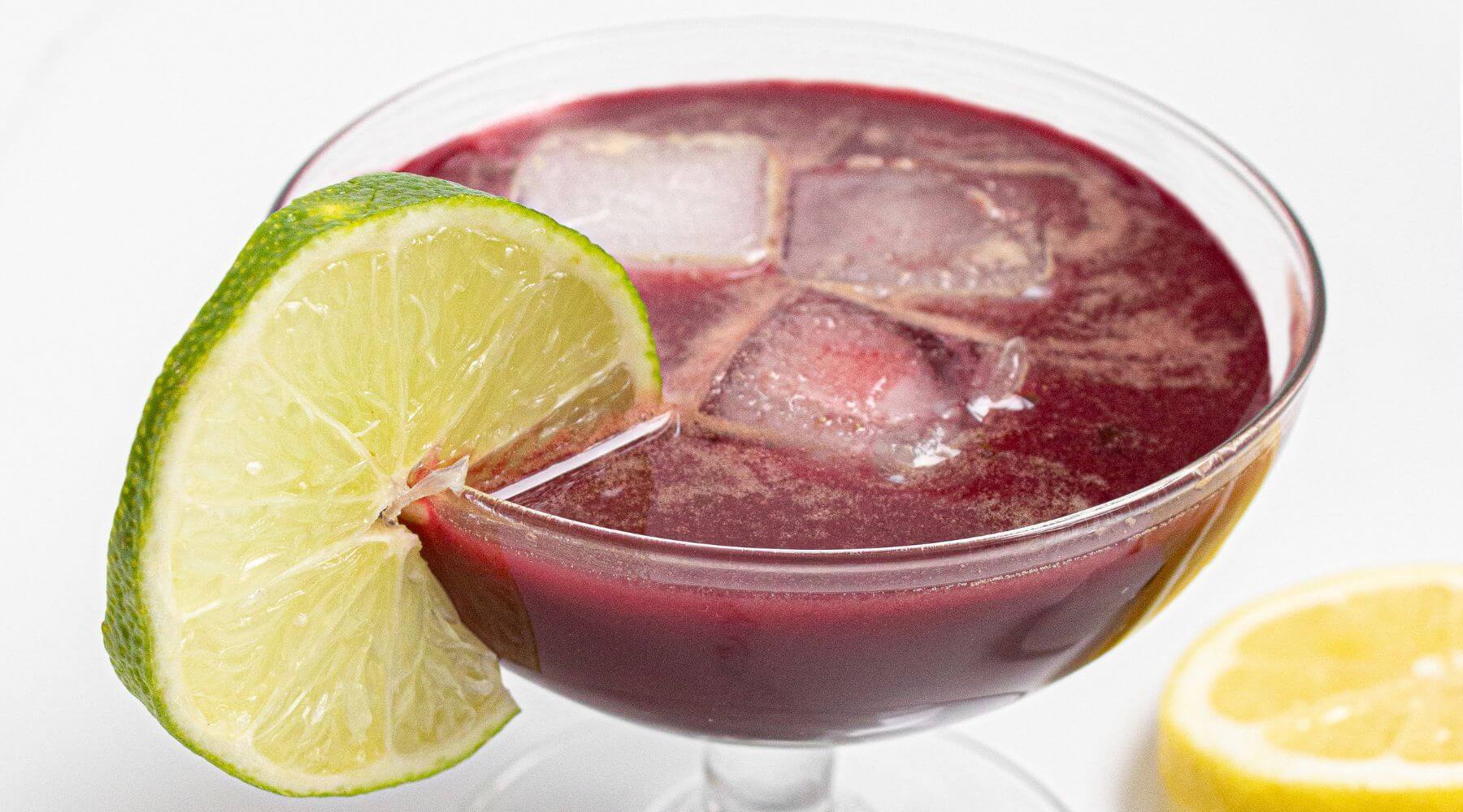 Cóctel de ginebra, acai y arándanos