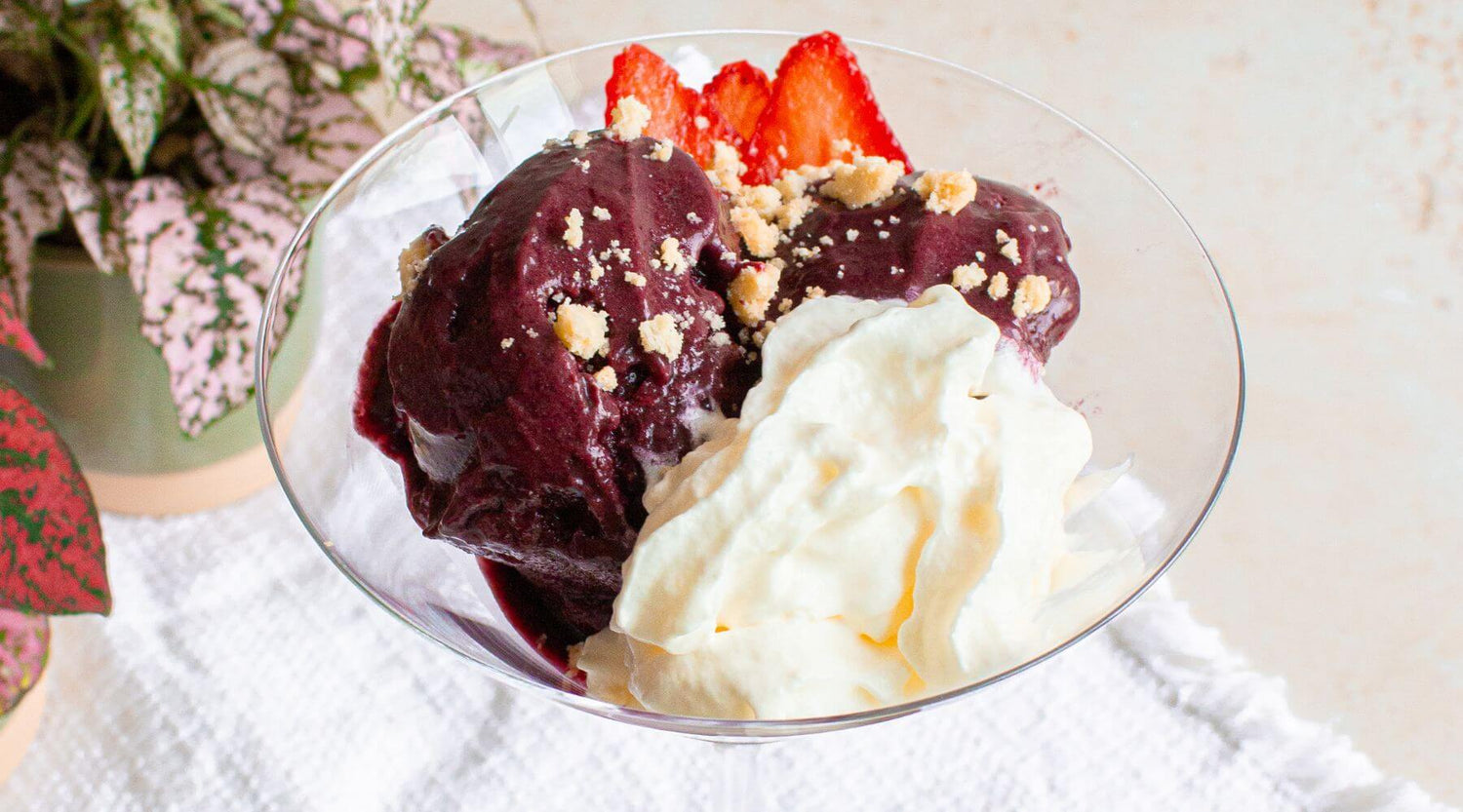 helado de açai, frambuesa y plátano