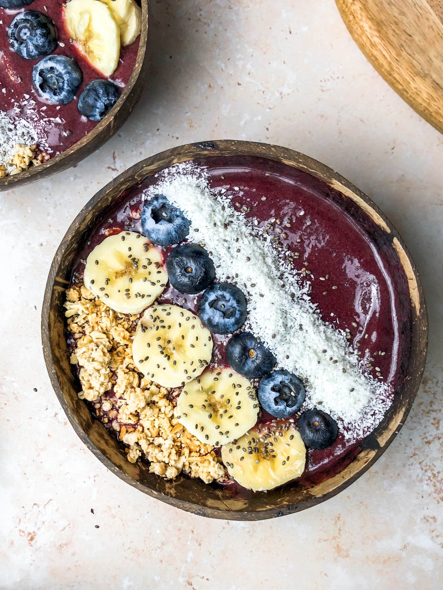 açai bowl avec topping banane myrtille granola et coco râpée