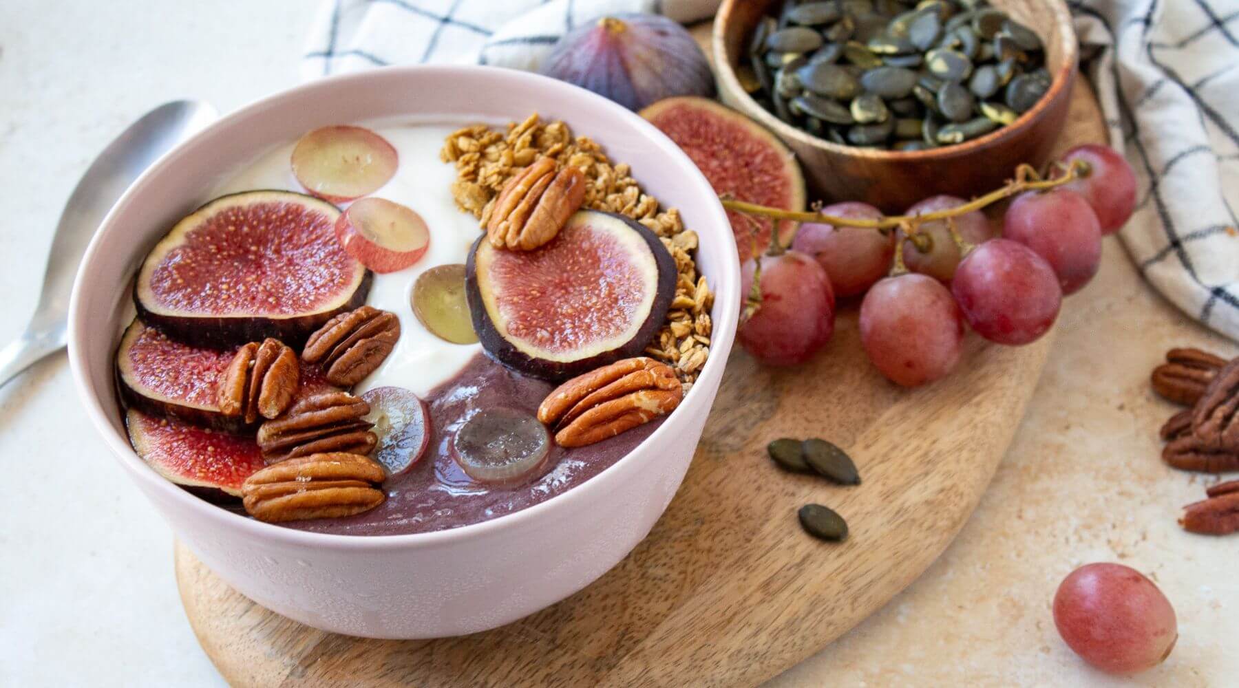 Tigela de açaí com sabores de outono