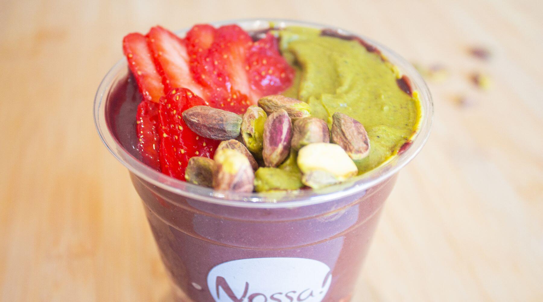 taça de açaí e pasta de pistáchio caseira