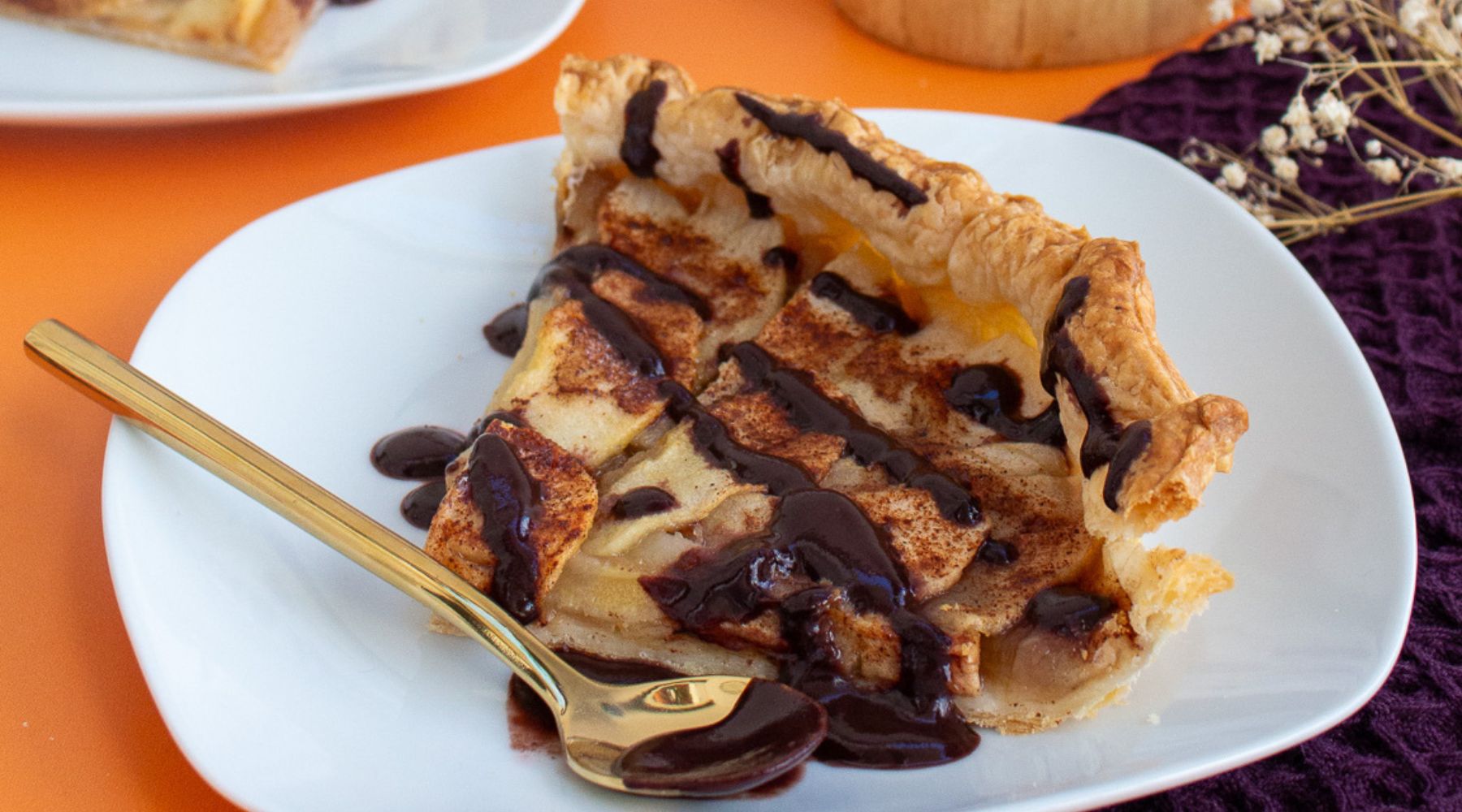 Tarte de maçã com molho de açaí