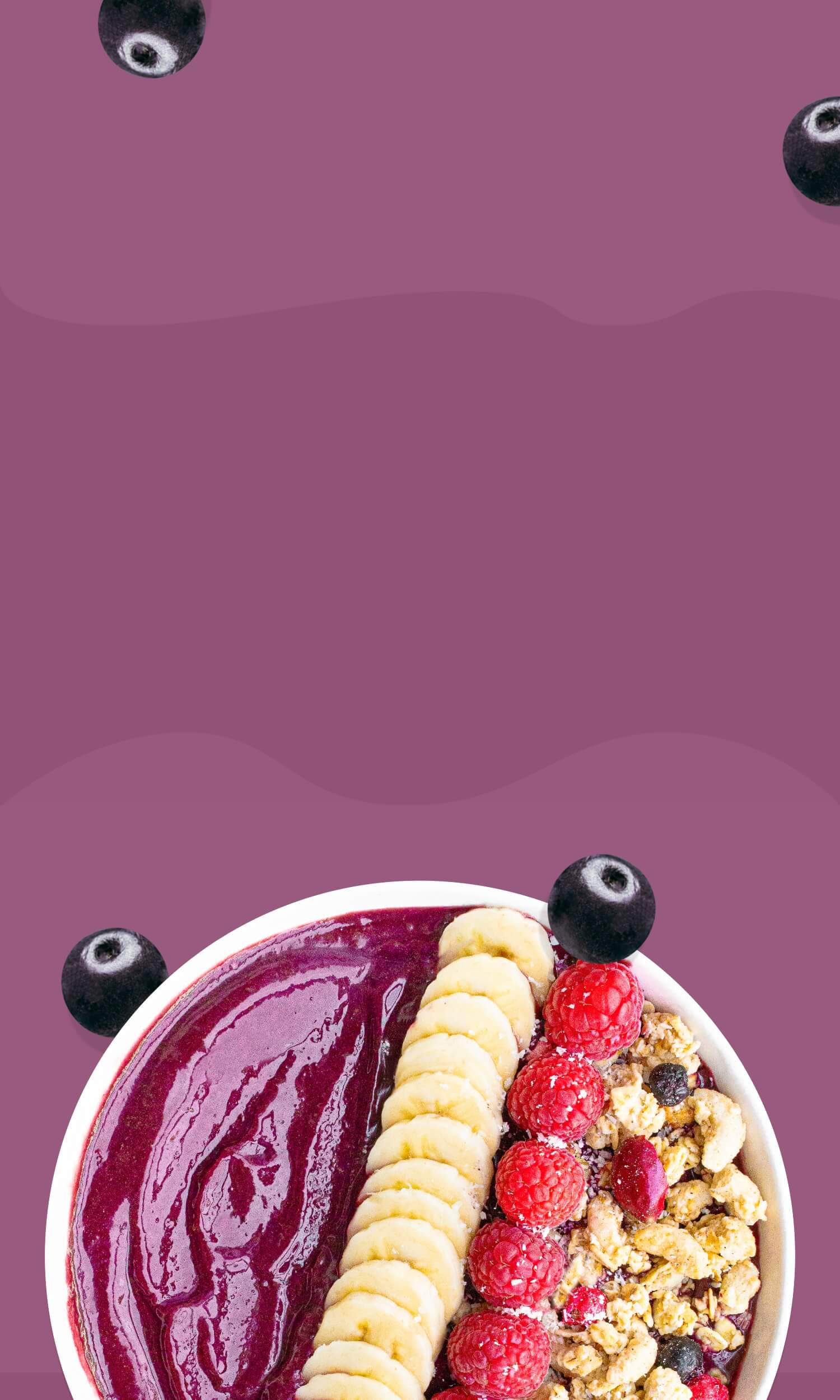 Un acai bowl avec topping banane et framboise