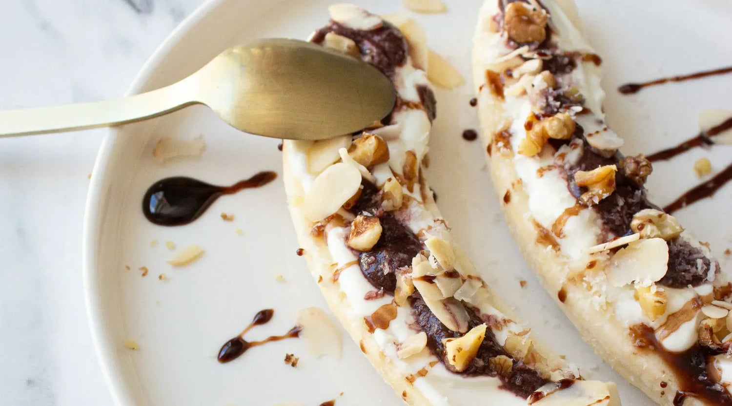 Banana split à l'açai, cacahuète et chocolat