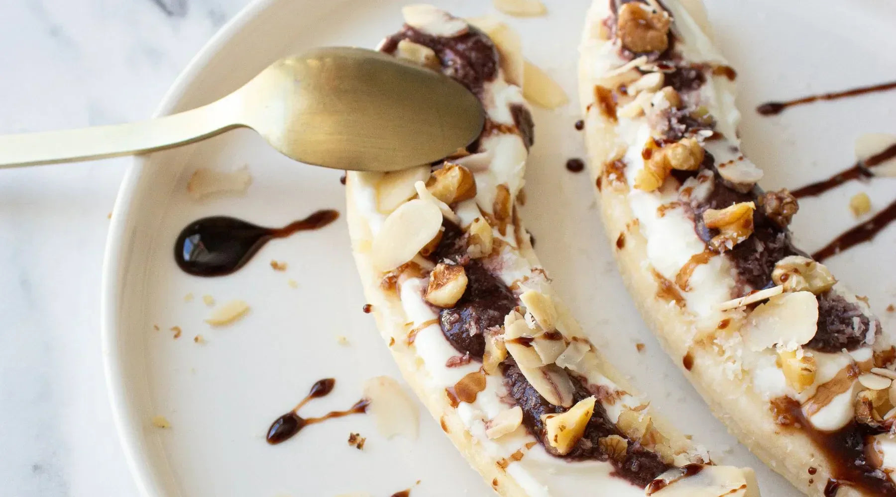 Banana split à l'açai, cacahuète et chocolat