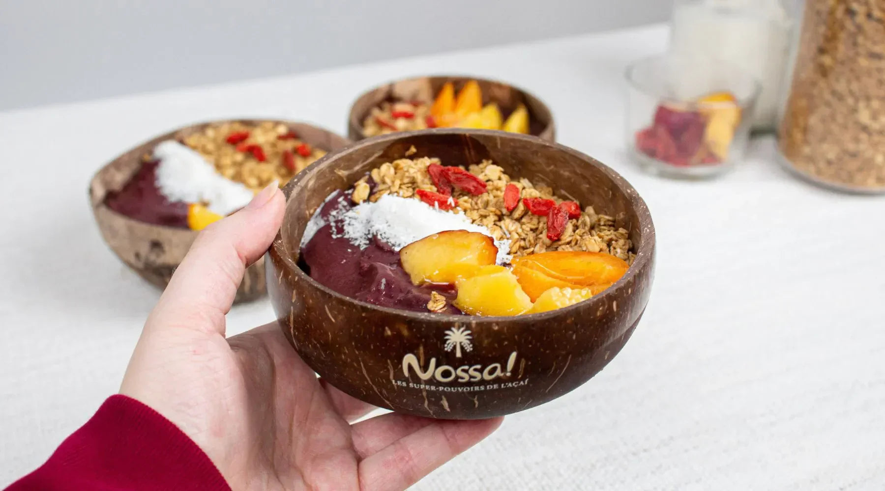 açai bowl avec nectarine granola et coco râpé en topping