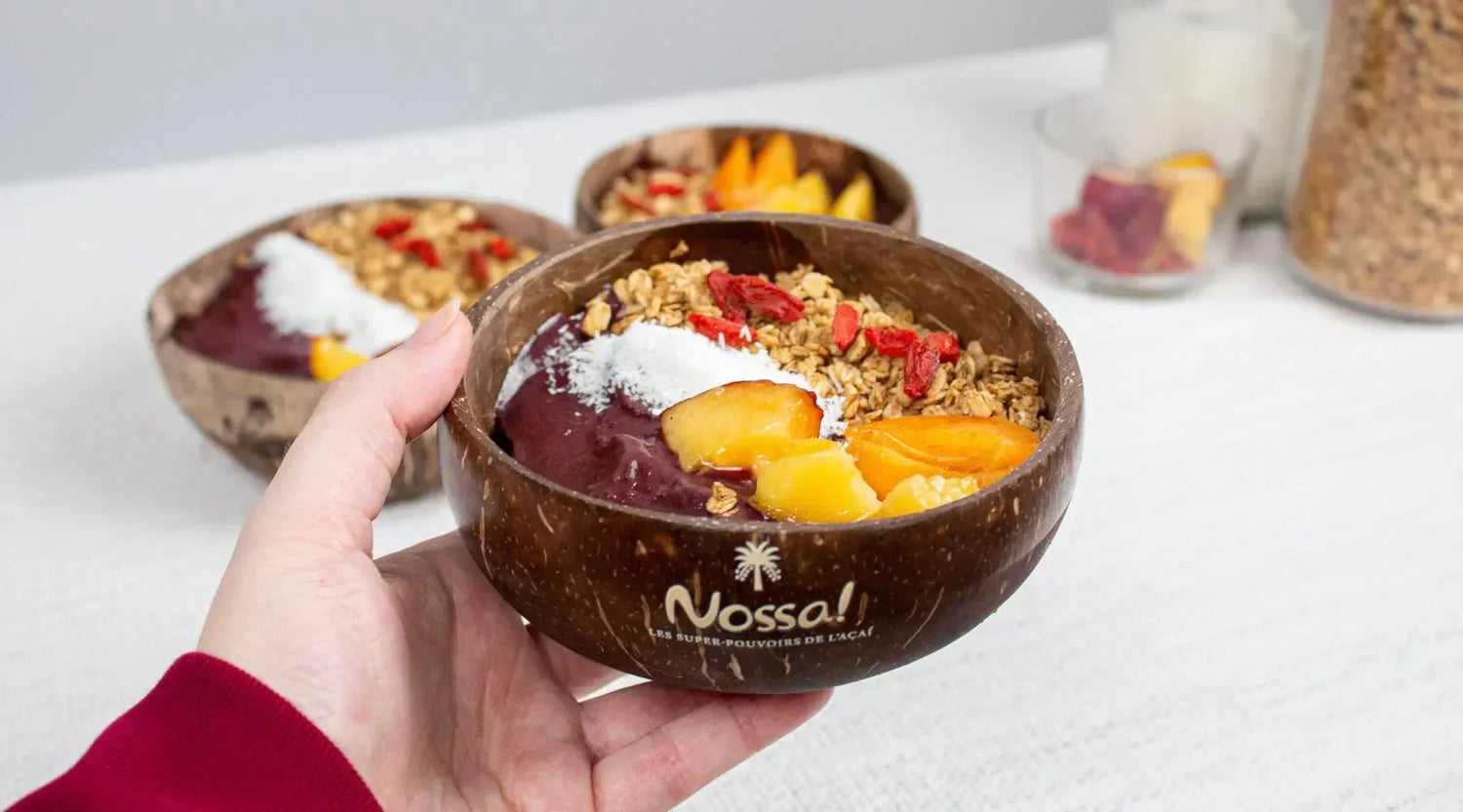 Bol de açaí con nectarina, granola y coco rallado como guarnición