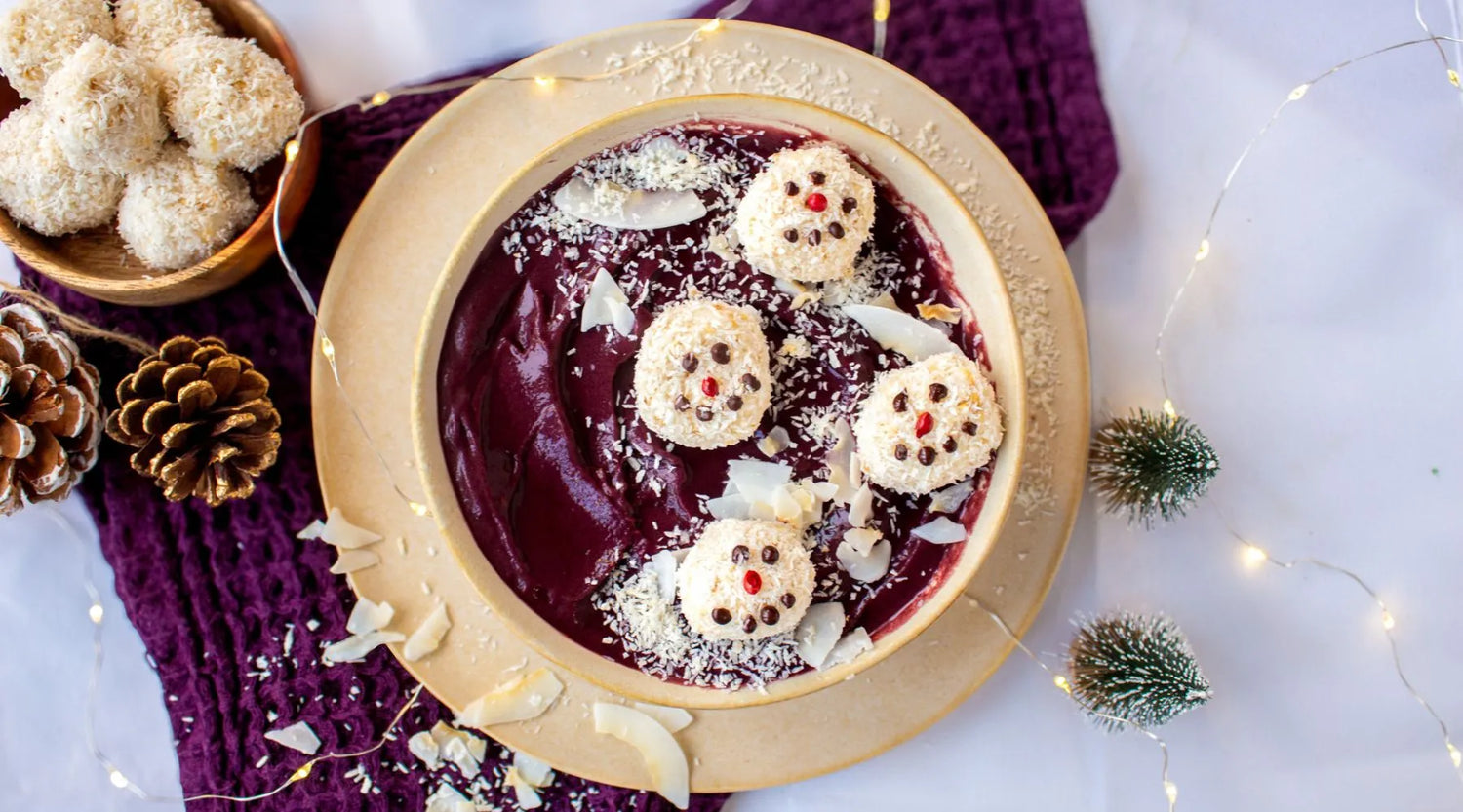 Açai bowl de Noël avec energy ball coco en forme de bonhomme de neige