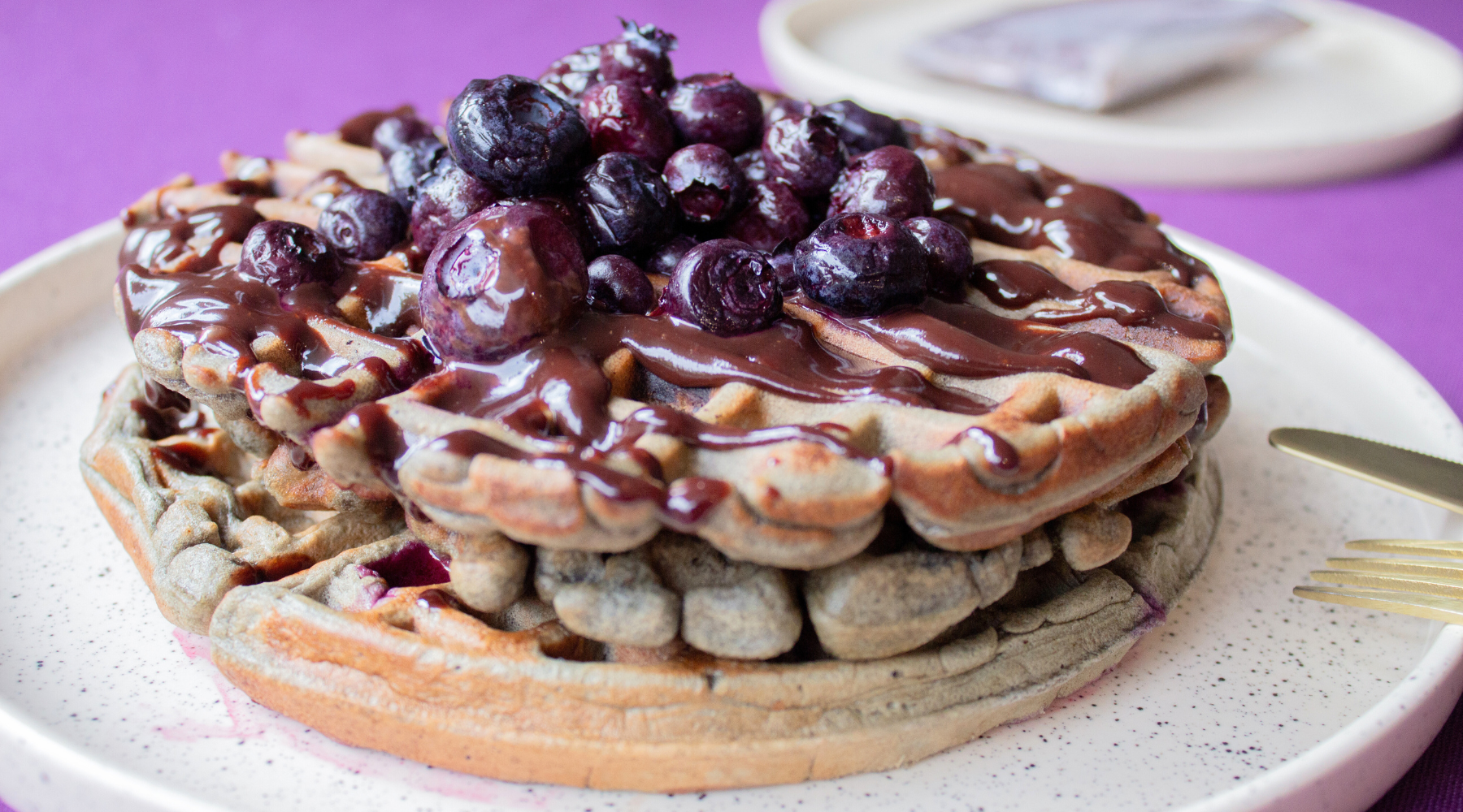 gaufre à l'açai avec coulis d'açai et myrtille