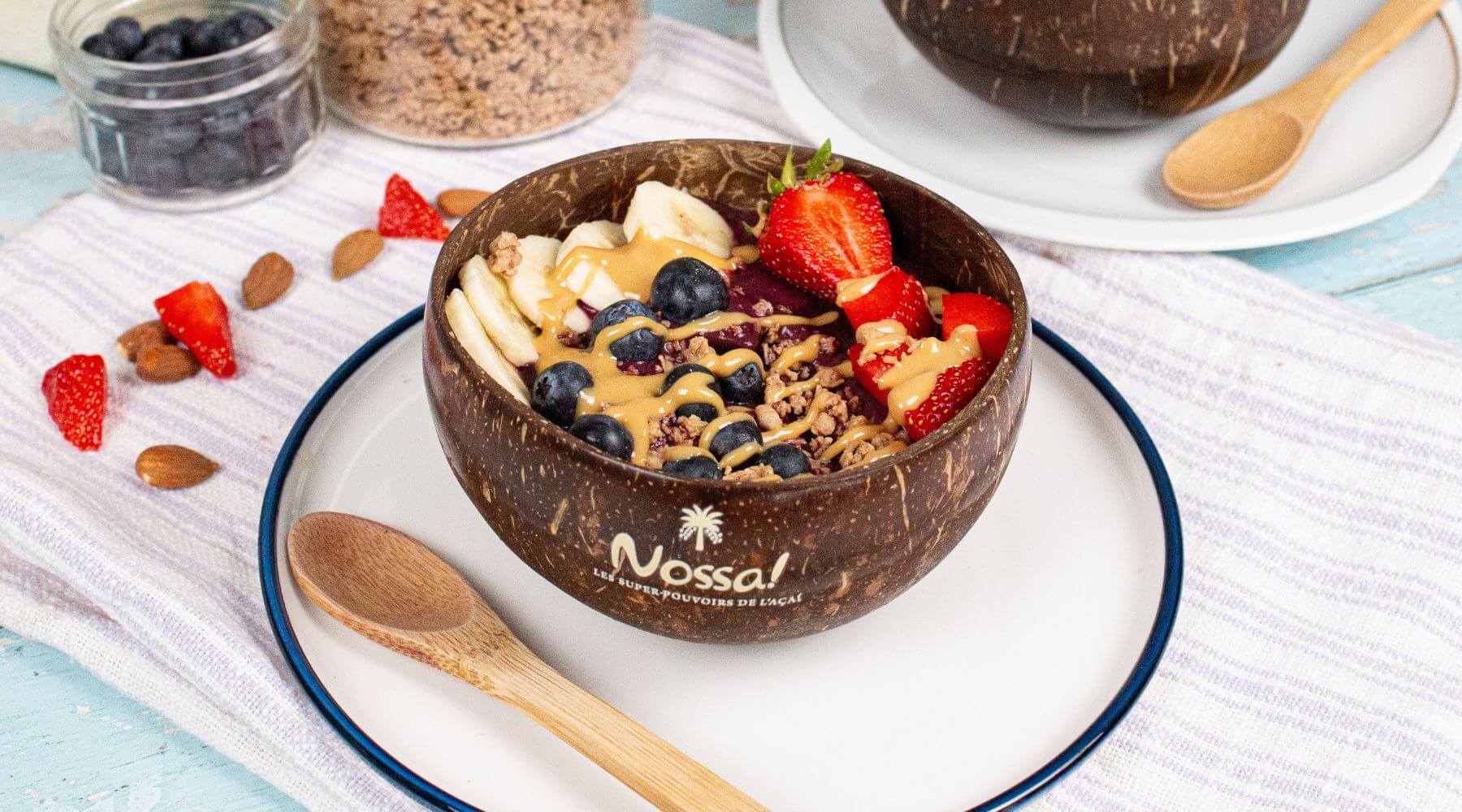 açai bowl avec topping banane myrtille fraise granola et beurre de cacahuète
