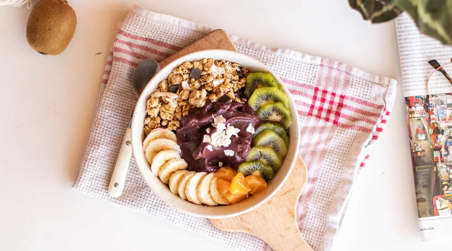 Açai bowl posé sur une table 