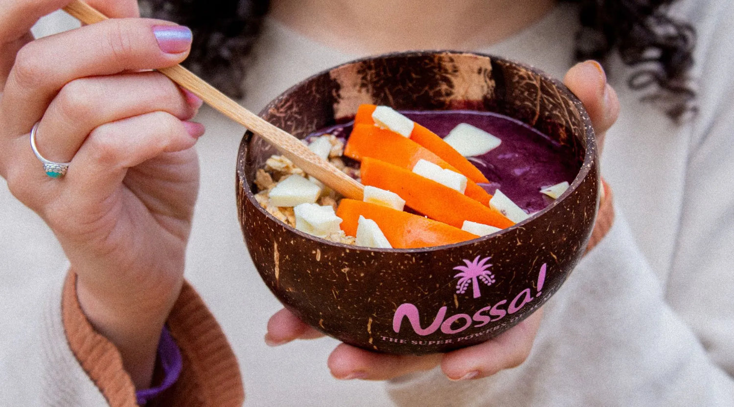 açai bowl au kaki, granola et chocolat blanc