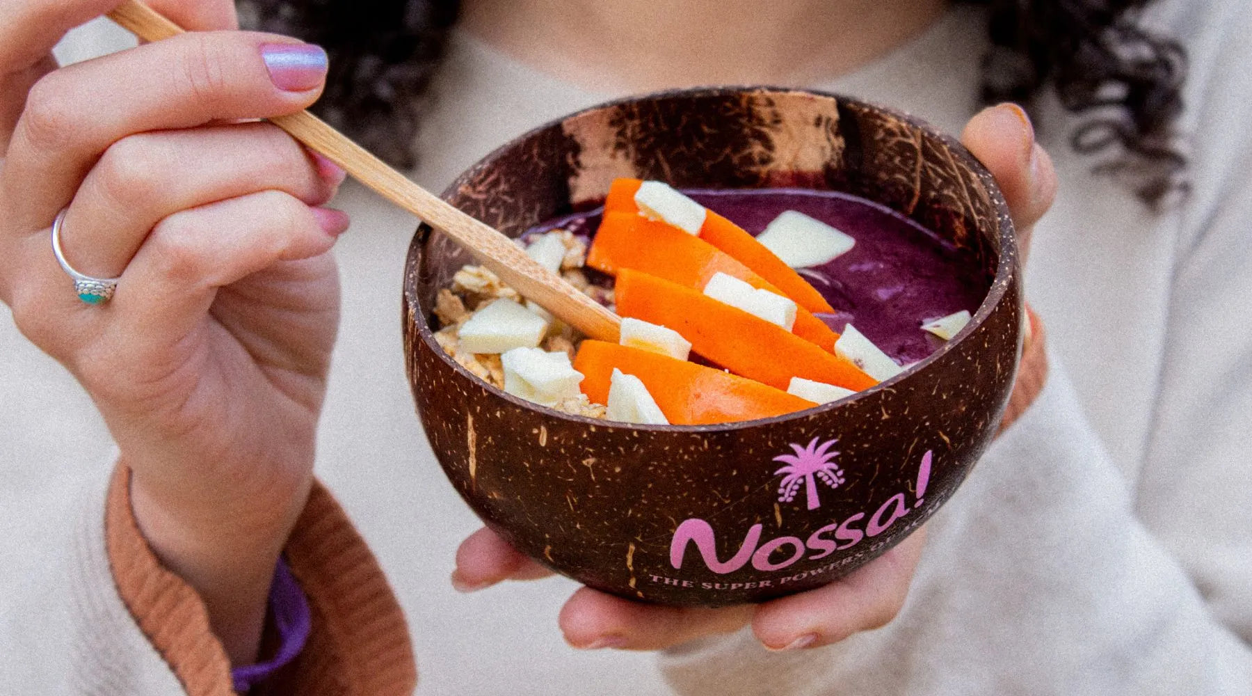 açai bowl au kaki, granola et chocolat blanc