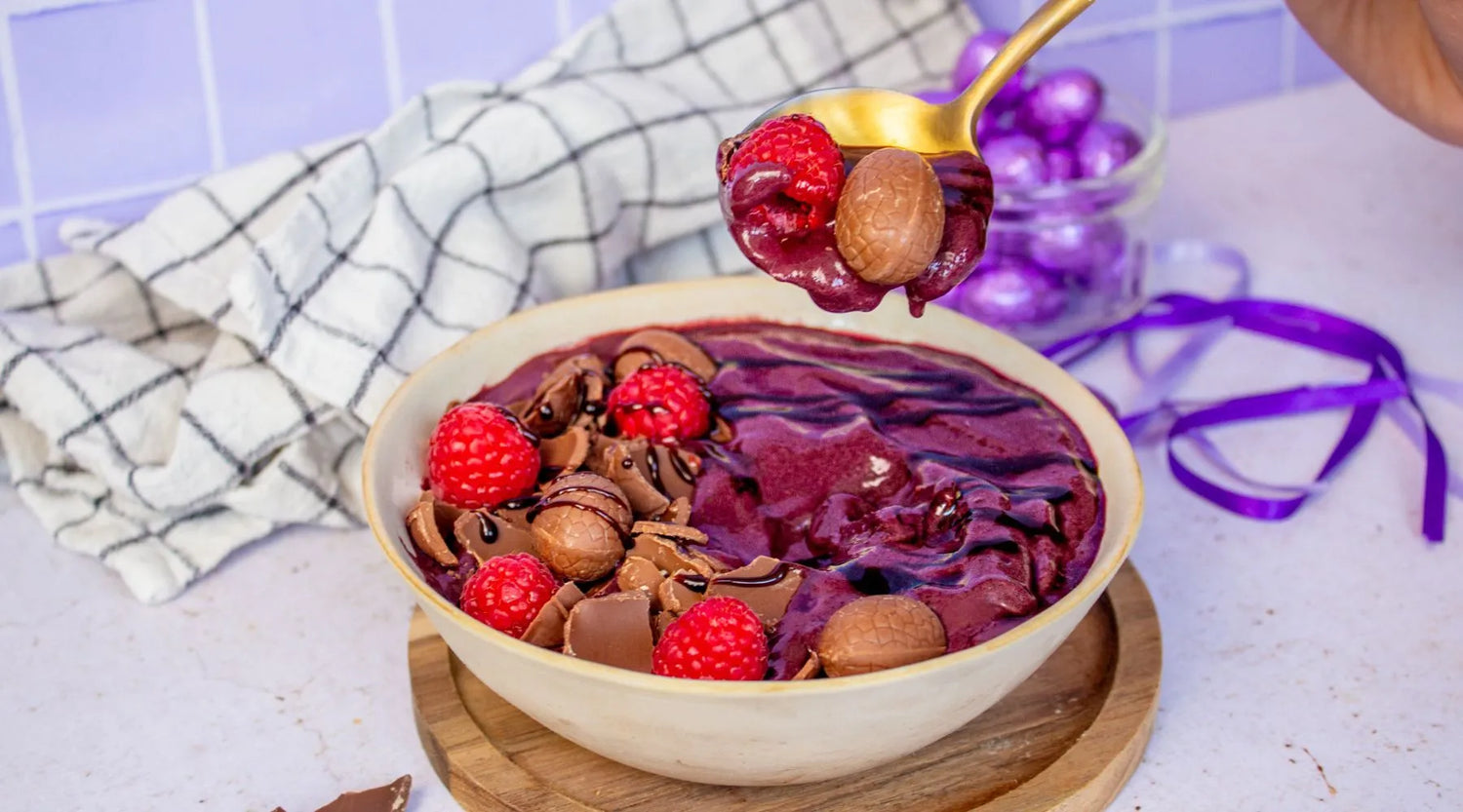Taça de açaí com chocolates de Páscoa