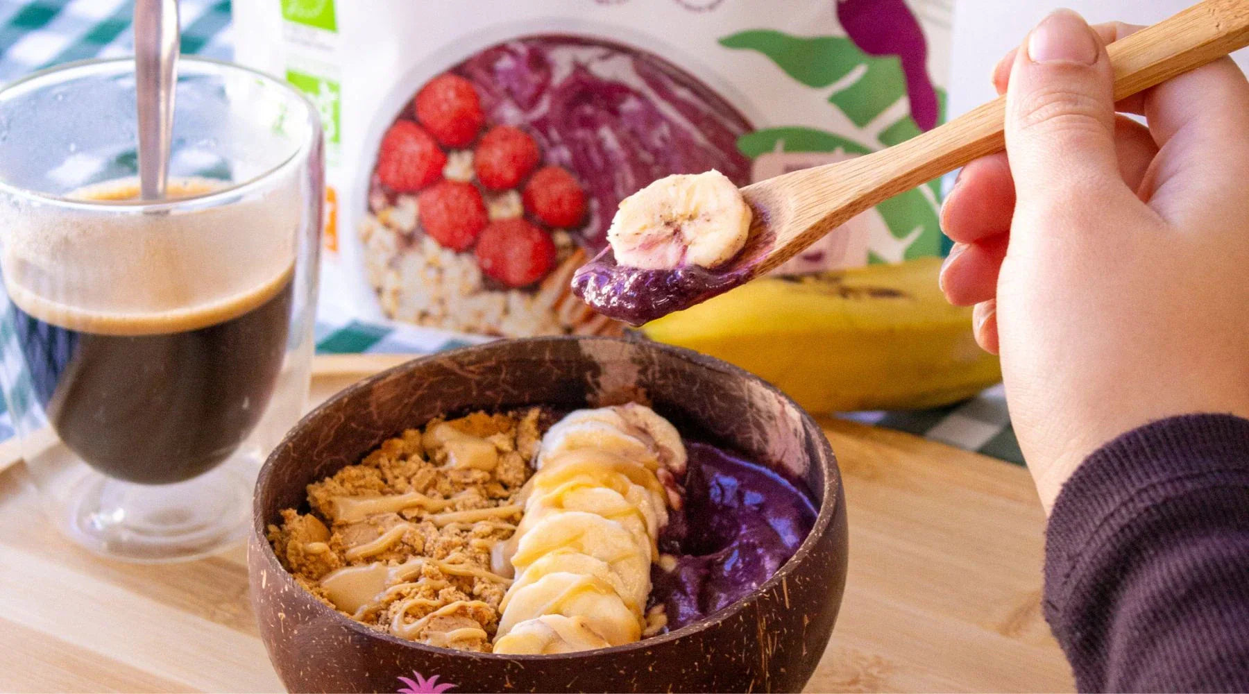 Taça de açaí com banana, paçoca e manteiga de amendoim